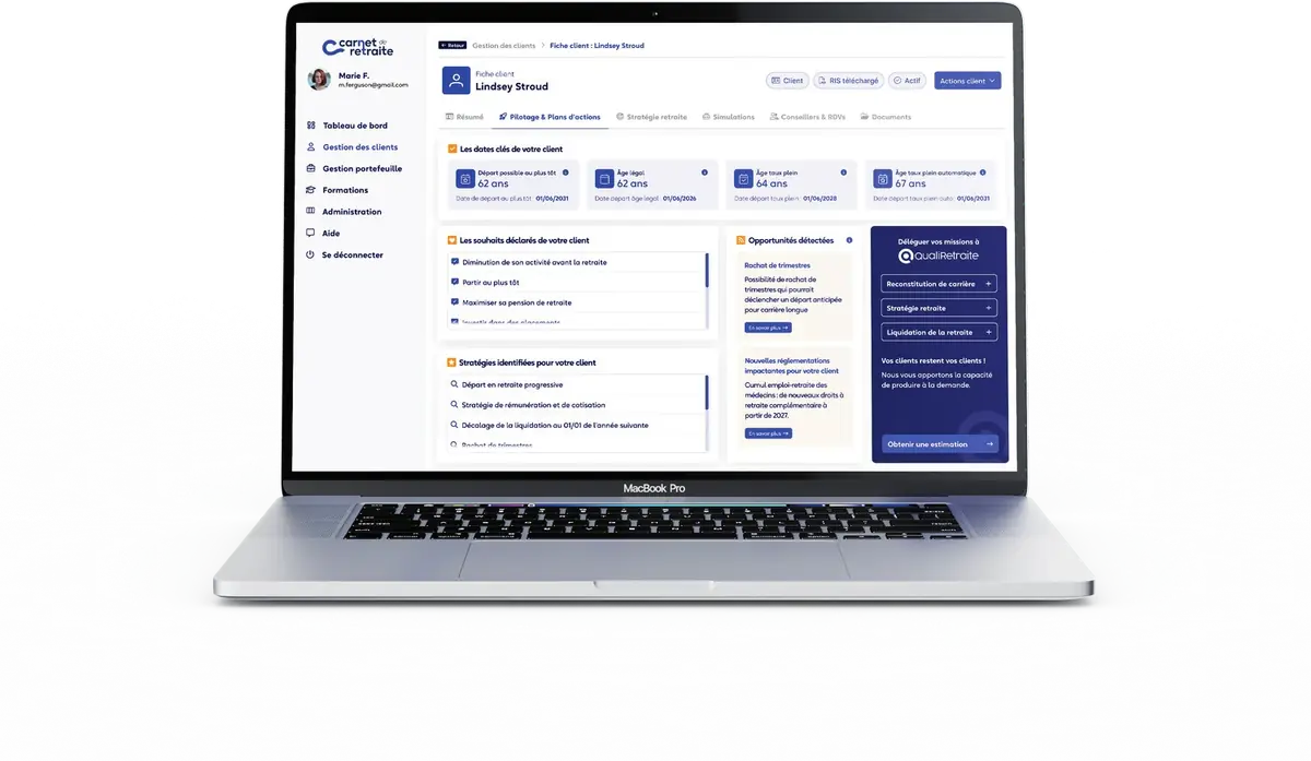 La plateforme Carnet de Retraite sur un ordinateur portable : fiche client avec dates clés, stratégies et opportunités détectées